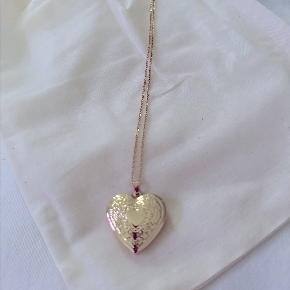 New! Urban Outfitters Gold Etched Heart Locket Necklace (1054) NWOT